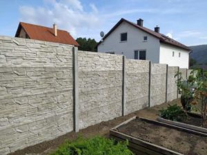 betonový plot v záhrade pri dome